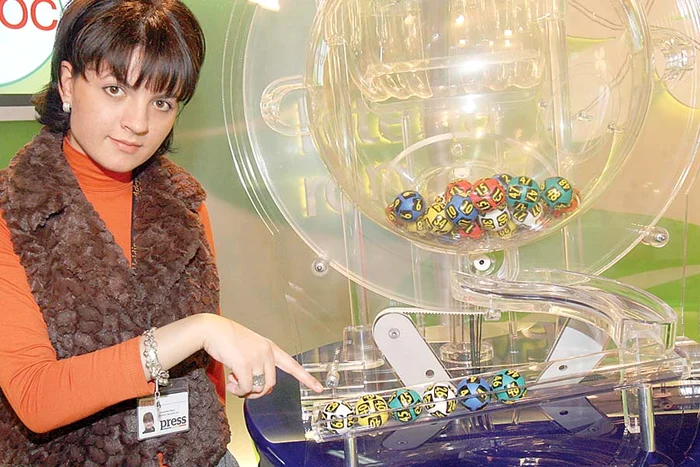 Trimite până miercuri,   la ora 12.00, sms  cu textul “SUPERBILET”  însoţit de numele tău şi  localitatea de unde eşti, la  numărul de telefon 1399.  Tarif: 0,3  euro.