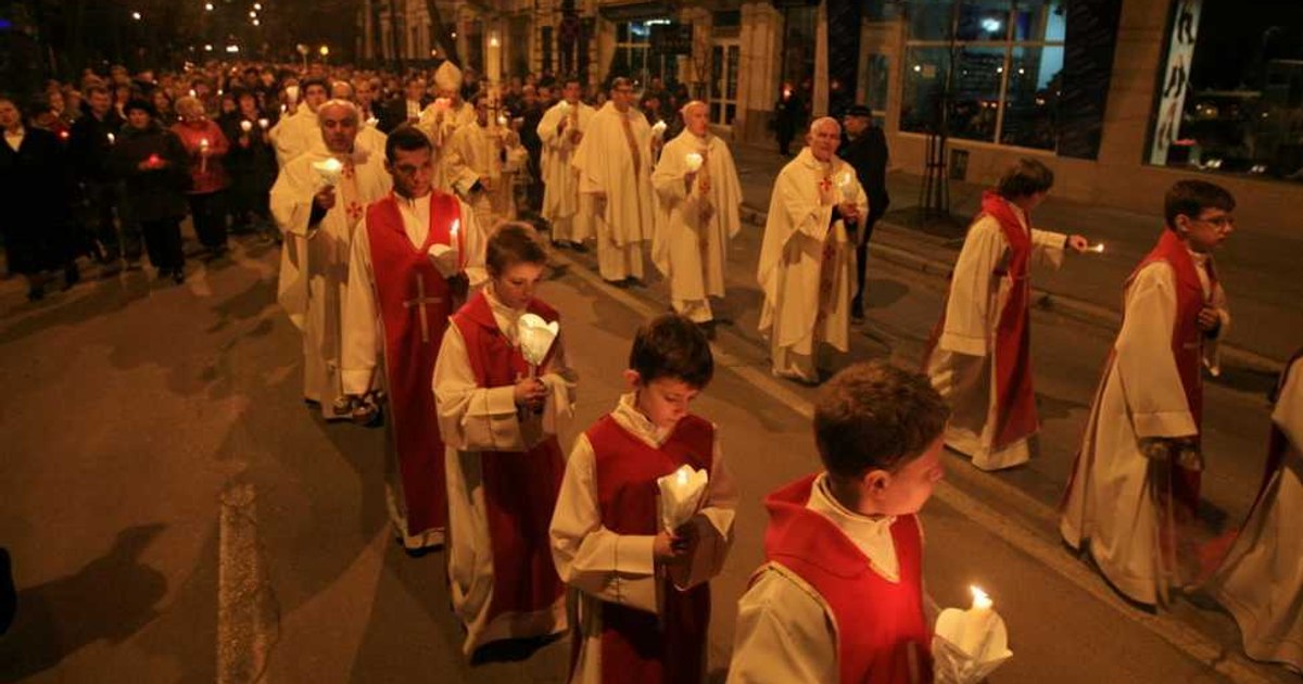 Cea mai sfântă noapte pentru catolici: Învierea. Duminică, sărbătoresc Paștele VIDEO