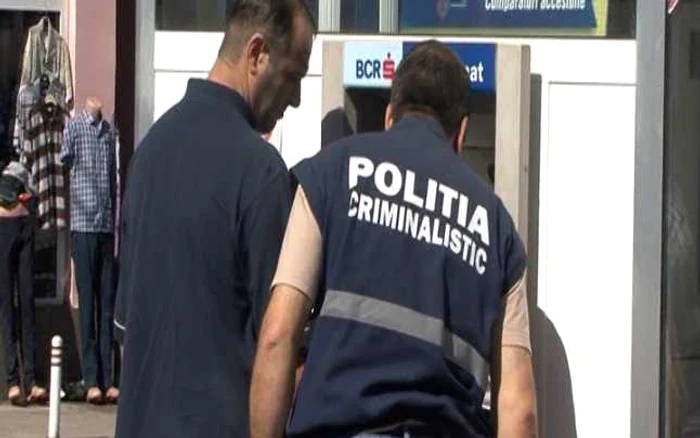 A avariat un bancomat pentru că nu a putut să scoată banii ieşiţi pe jumătate