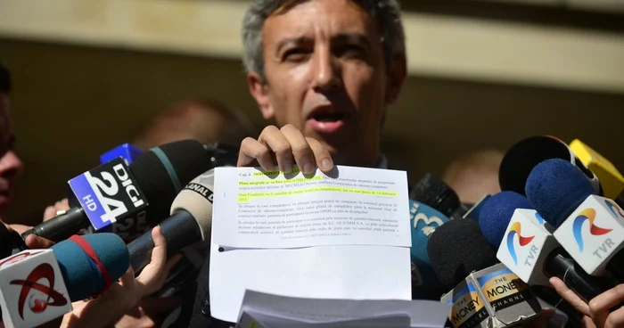 Dan Diaconescu a depus, la rândul lui, la Parchetul General, plângeri penale împotriva premierului Victor Ponta şi a fostului şef al OPSPI, Remus Vulpescu      FOTO: Mediafax