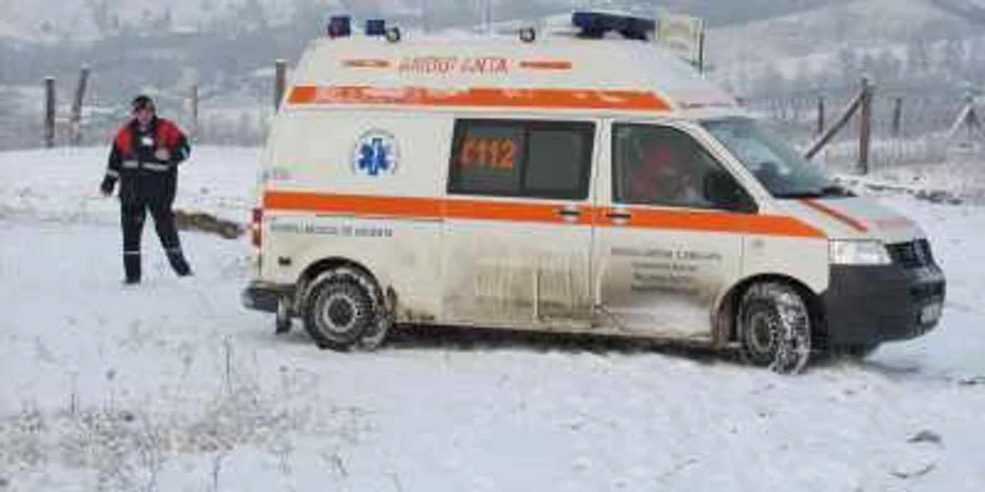 Ambulanța a rămas împotmolită
