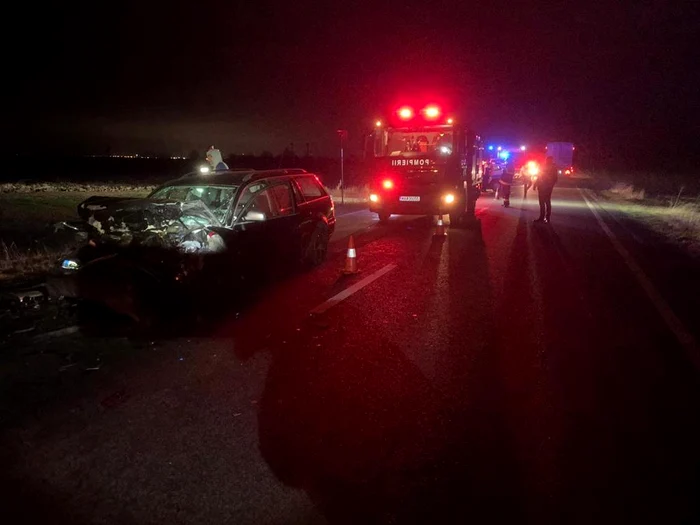 Un autoturism și un autocar s-au izbit. FOTO ISU Dobrogea