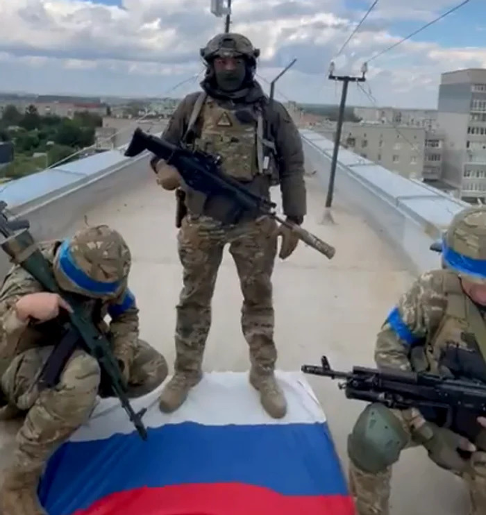 Militarii ucraineni ridicând steagul Ucrainei peste Balaklia Foto: Captură de ecran