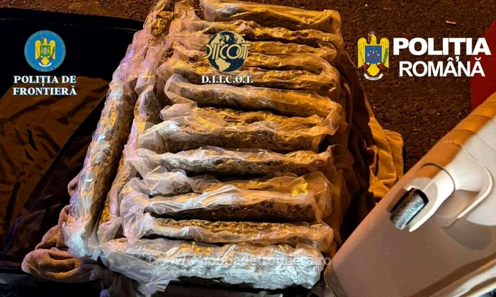 Peste 30 de kilograme de droguri erau ascunse în bagaje. FOTO Poliția de Frontiera