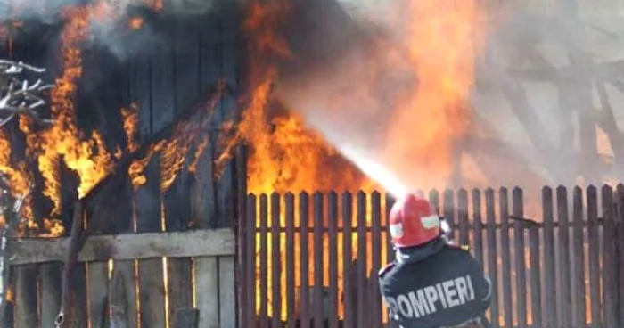 Incendiul a cuprins întreaga locuinţă FOTO botosaniexclusiv.ro