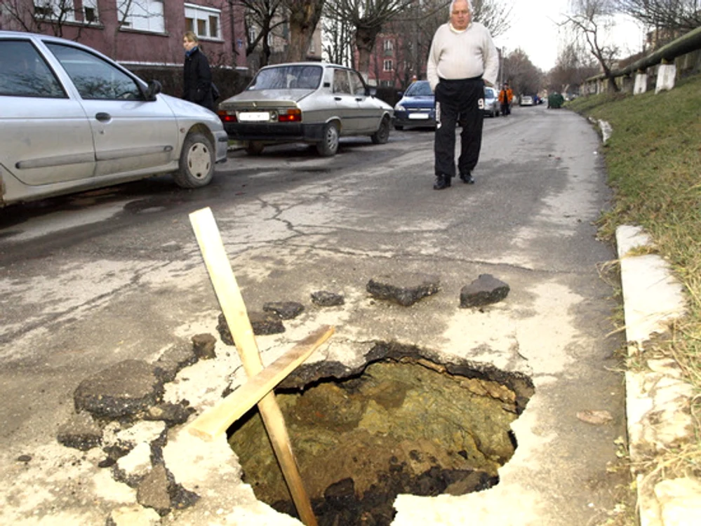Apariţia "craterului" i-a speriat pe localnici.  Foto: D. Guţă