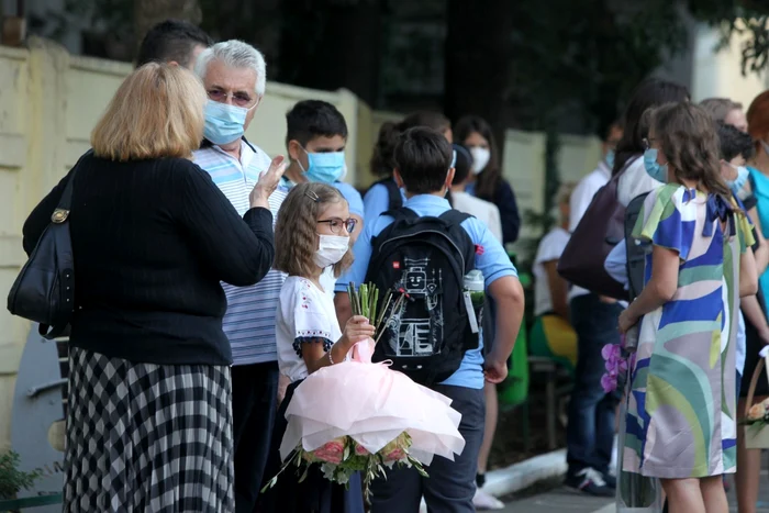 Masca este obligatorie pe o rază de 100 de metri în jurul şcolilor FOTO Arhivă