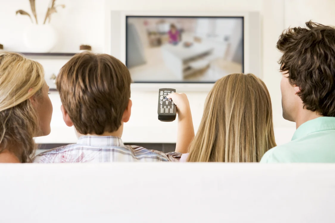 S-au dus vremurile când familia se strângea în fața televizorului. Acum, fiecare poate urmări ce-l interesează atât pe Internet, cât și pe telefonul mobil, cu ajutorul aplicațiilor