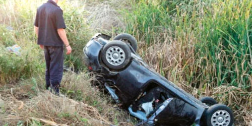 Şoferul a  derapat şi a ajuns cu maşina în şanţ
