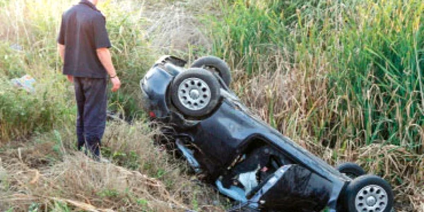 Şoferul a  derapat şi a ajuns cu maşina în şanţ