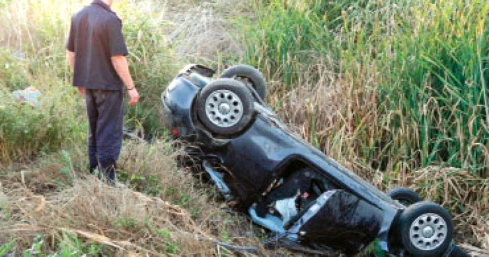 Şoferul a derapat şi a ajuns cu maşina în şanţ