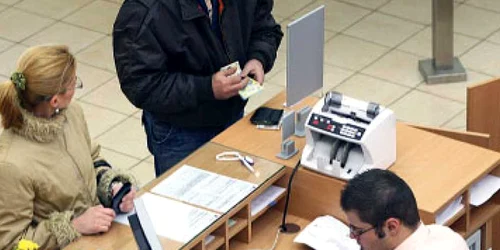 Românii din străinătate trimit tot mai puţini bani