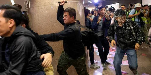 Poliţiştii se confruntă cu protestatarii pro democraţie într-un centru comercial din Hong Kong China. FOTO EPA-EFE