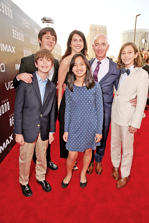 Jeff Bezos şi Mackenzie  cresc împreună patru copii,  trei biologici şi o fetiţă  adoptată din China 