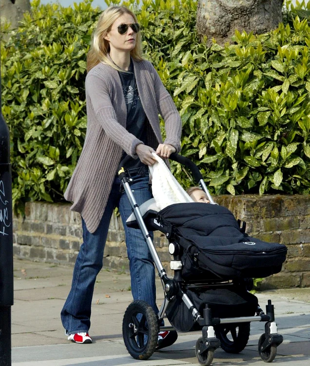 Gwyneth îşi plimbă şi ea copilul cu acelaşi model de cărucior