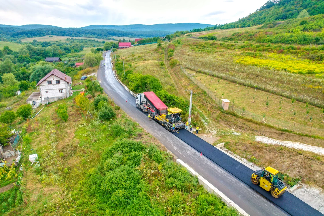 Asfaltarea a început la ieșirea din municipiul Aiud FOTO Facebook/ Județul Alba