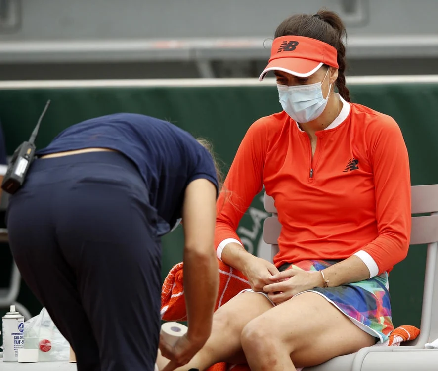 Sorana Cîrstea a suferit o căzătură la începutul meciului cu rusoaica Kasatkina, pe care a învins-o însă în două seturi Foto EPA EFE