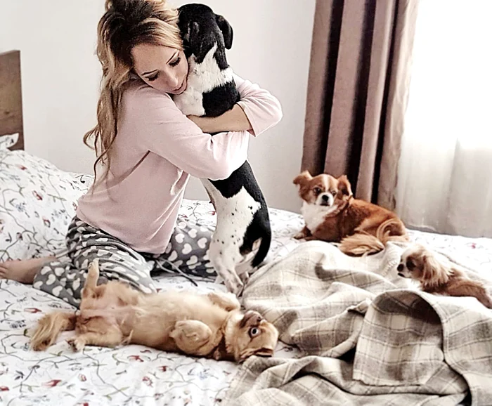 Tânăra are grijă de mai multe patrupede