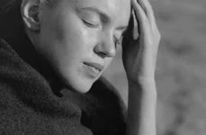 Norma Jeane Dougherty, înainte de a deveni Marilyn Monroe  «Când am spus moarte, ea şi a acoperit capul cu şalul de culoare închisă» / FOTO jpeg