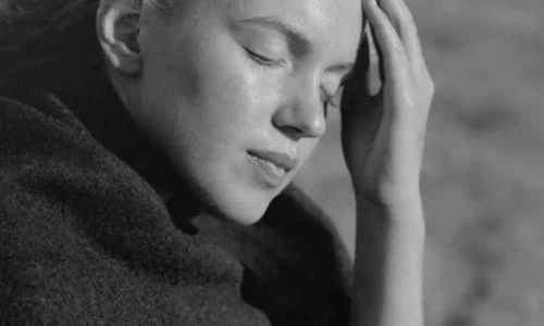 Norma Jeane Dougherty, înainte de a deveni Marilyn Monroe  «Când am spus moarte, ea şi a acoperit capul cu şalul de culoare închisă» / FOTO jpeg