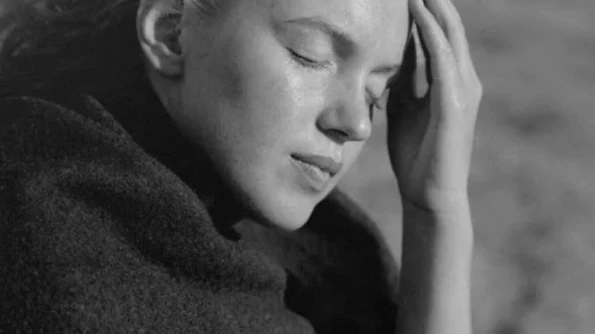 Norma Jeane Dougherty, înainte de a deveni Marilyn Monroe «Când am spus moarte, ea şi a acoperit capul cu şalul de culoare închisă» / FOTO jpeg