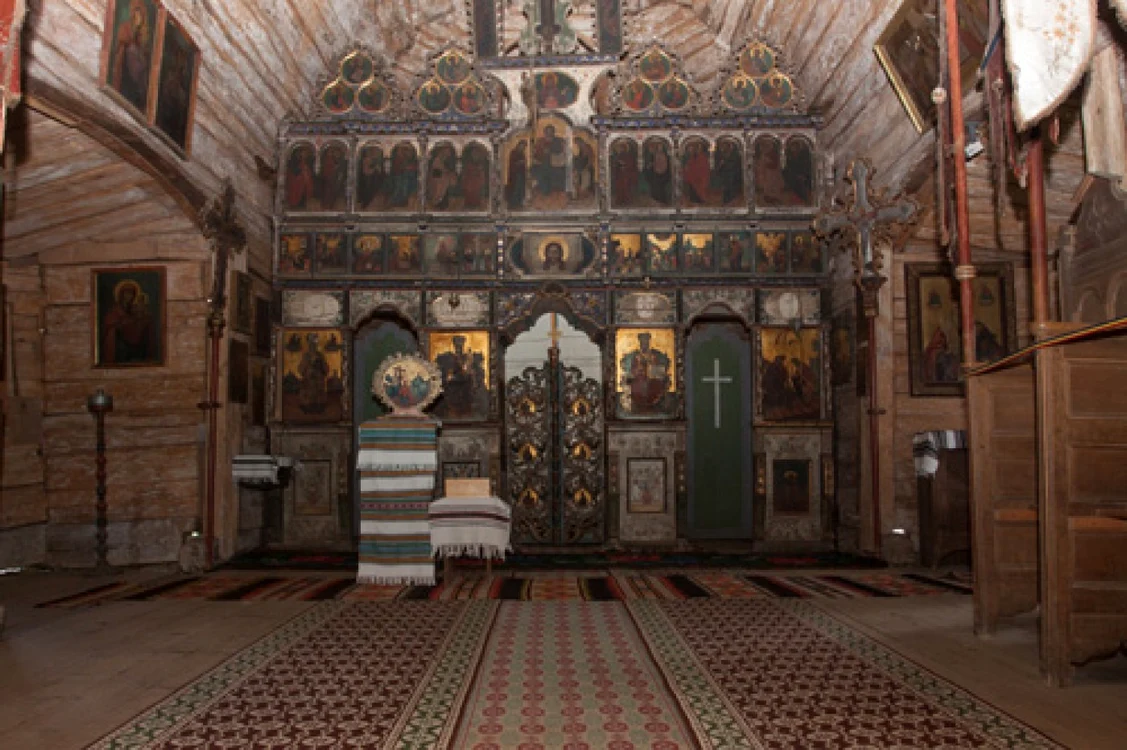 biserica veche din lemn putna