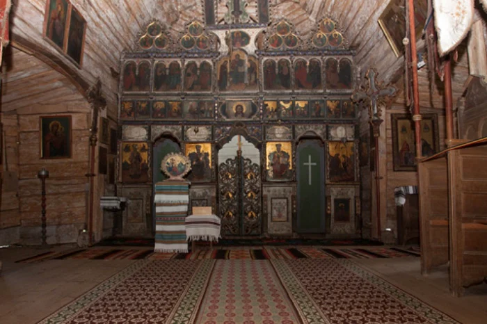biserica veche din lemn putna
