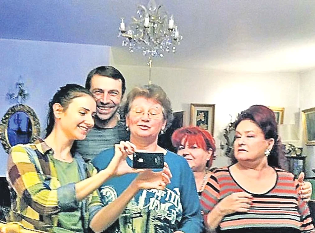Fotografie de  familie cu Stela,  Doina și Stanca