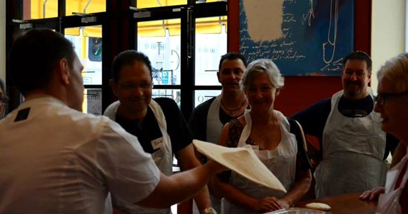 Vadim Bodrug îi învaţă pe australienii din Perth cum să facă pizza ca-n Italia Foto: Arhiva personală