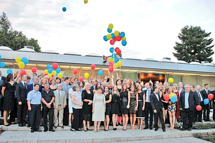 La începutul reuniunii, campionii au făcut o poză de grup