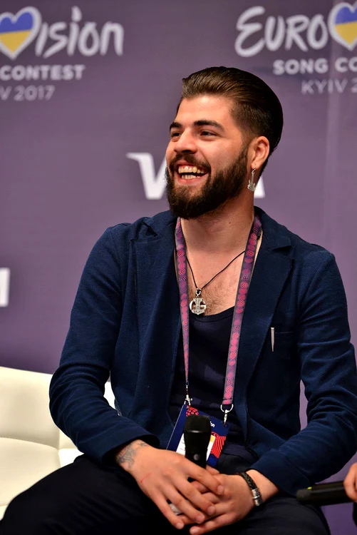 Alex Florea a cântat la Eurovision cu ”Ciocanul lui Thor”, simbolul protecţiei 