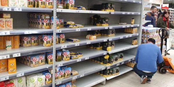 Rafturi goale intr-un supermarket din Bucuresti 