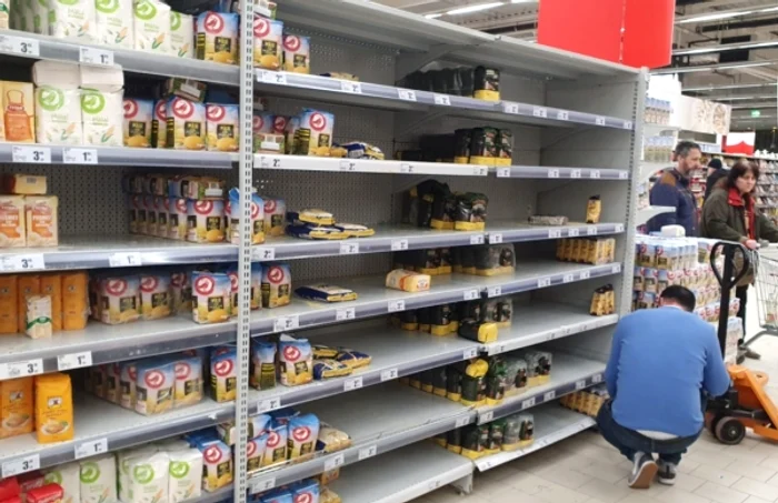 Rafturi goale intr-un supermarket din Bucuresti