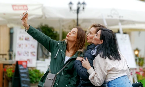 girls 6650524 1280 jpg