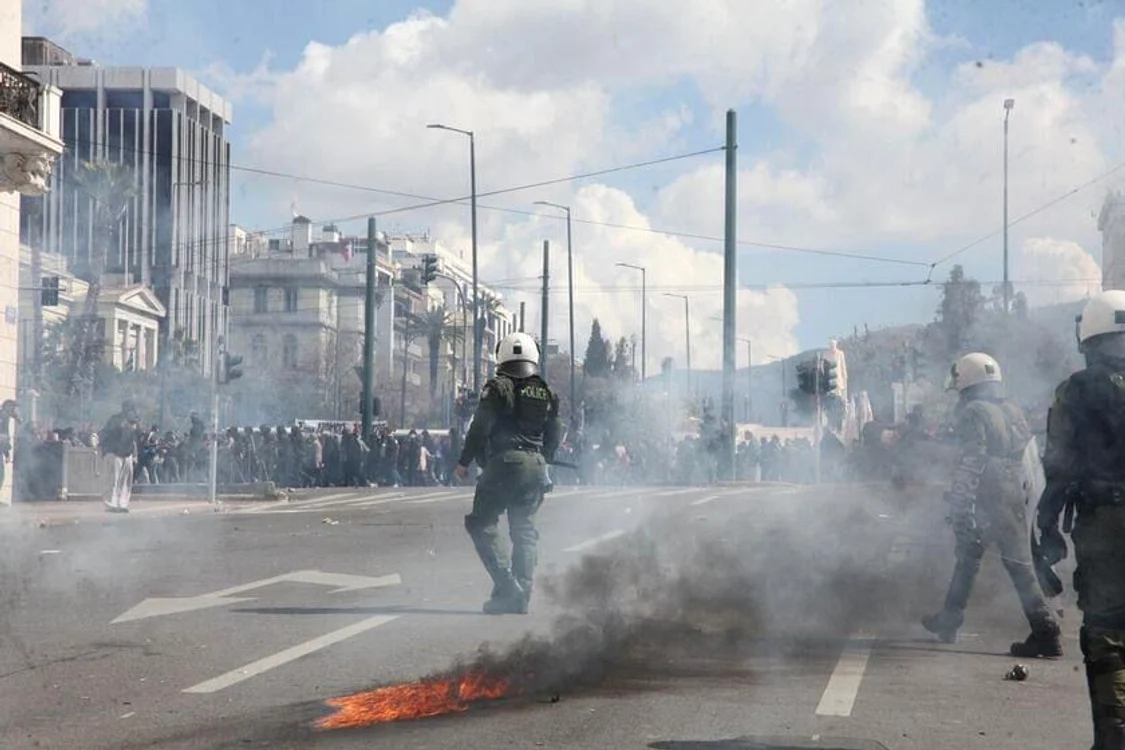 Oamenii au aruncat cu cocktailuri Molotov, poliția a răspuns cu gaze lacrimogene Foto: Facebook