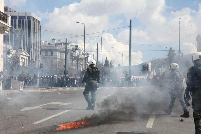 Oamenii au aruncat cu cocktailuri Molotov, poliția a răspuns cu gaze lacrimogene Foto: Facebook