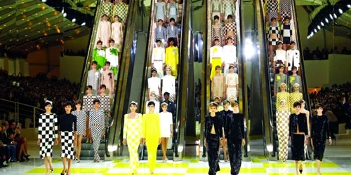 Marc Jacobs a reinventat motivul tablei de şah pentru Louis Vuitton la Săptămâna Modei de la Paris