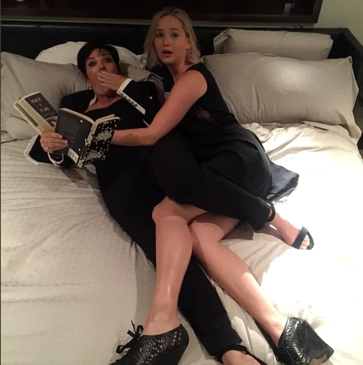 Jennifer Lawrence (25 de ani) și Kris Jenner (59 de ani), în pat la petrecerea de ziua de naștere a lui Jennifer