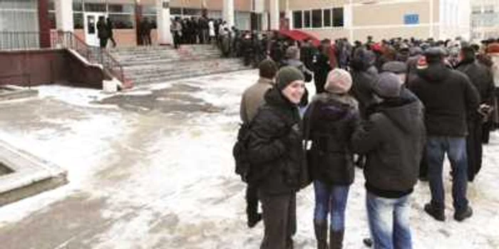 Mii de oameni au stat la cozi interminabile pentru a-şi înscrie maşinile FOTO Adevărul