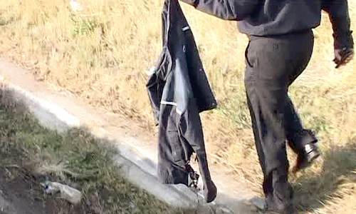 Colegii poliţiştilor sosiţi la locul accidentului le au recuperat uniformele jpeg