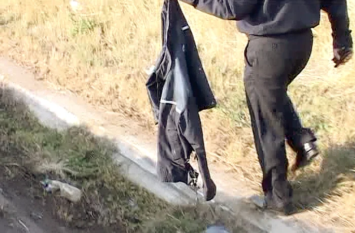 Colegii poliţiştilor sosiţi la locul accidentului le-au recuperat uniformele