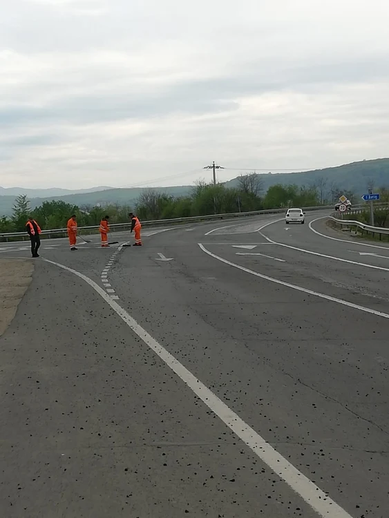 DN1 acoperit cu pietriş pe 700 de metri în zona Avrig din cauza unei încărcături neasigurate Foto Adevărul 