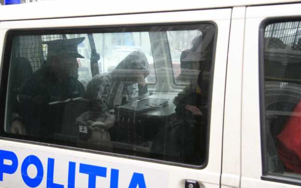 Infractorii fugari, obligați să-și plătească cheltuielile de aducere în țară. Legea a fost promulgată