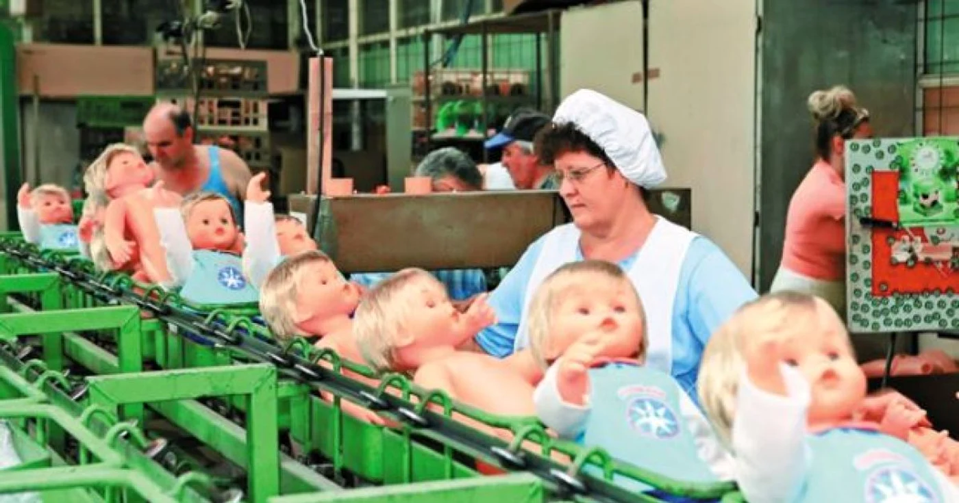 Fabrica arădeană a avut cel mai mare număr de angajaţi în 1989, peste 1.200 de persoane lucrând aici pentru producerea de păpuşi pentru piaţa internă şi pentru export