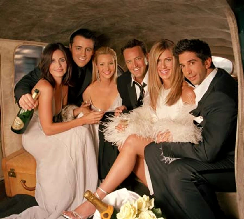 
    Vineri, de la ora 18.00, va fi difuzat  serialul “Prietenii  tăi” cu Courteney  Cox, Matt LeBlanc,  Lisa Kudrow,  Matthew Perry,  Jennifer Aniston  şi David Schwimmer  (de la stânga la dreapta)  în rolurile principale  
