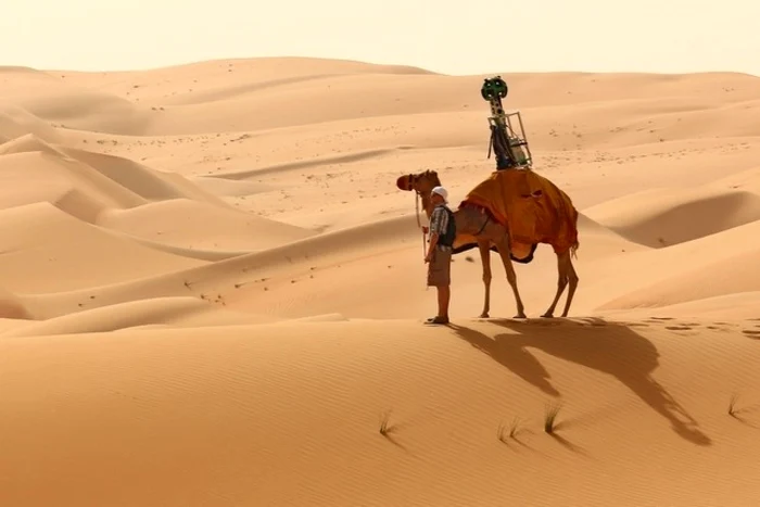 Raffia cară în spinare o cameră Street View Trekker. FOTO thenational.ae