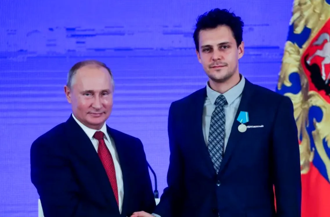 Miloș Bikovici cu Medalia Pușkin la piept primită de la Vladimir Putin FOTO Zuma Press