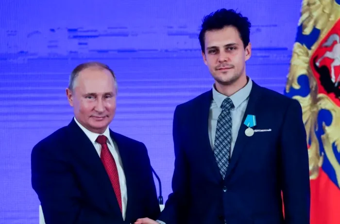 Miloș Bikovici cu Medalia Pușkin la piept primită de la Vladimir Putin FOTO Zuma Press