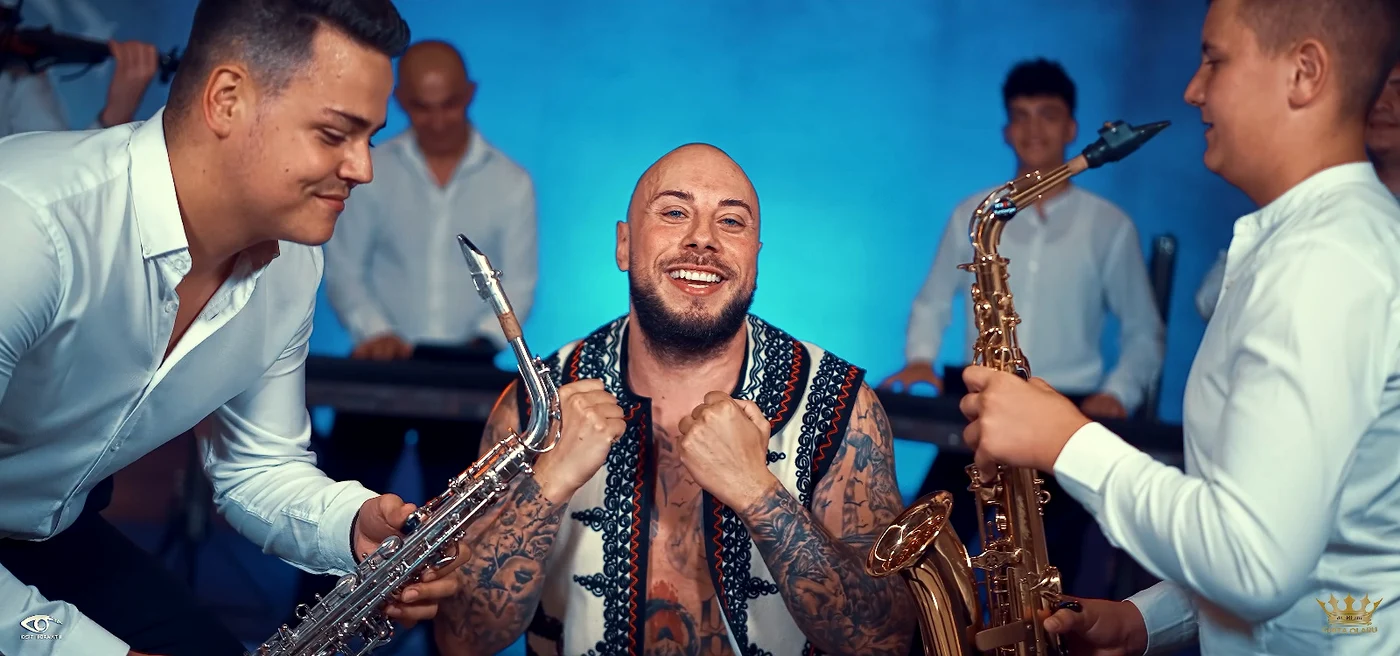 Mai rar așa cântăreț de populară, cu mușchi și tatuaje! foto: arhiva personala