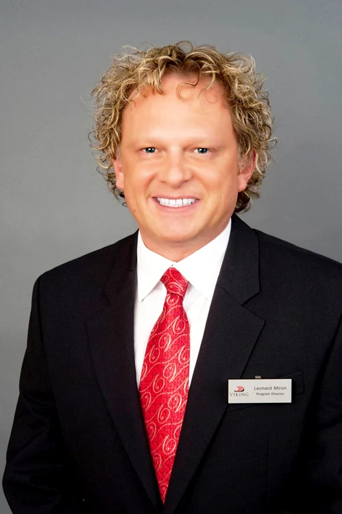 Leonard Miron s-a angajat ca steward în 2003 și a avut acest job mai bine de 9 ani